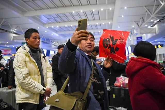 春运开启，回家过年！铁路上海站开出首趟临客列车