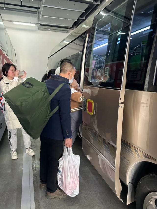 新春走基层丨这趟专列，接务工人员返乡过年