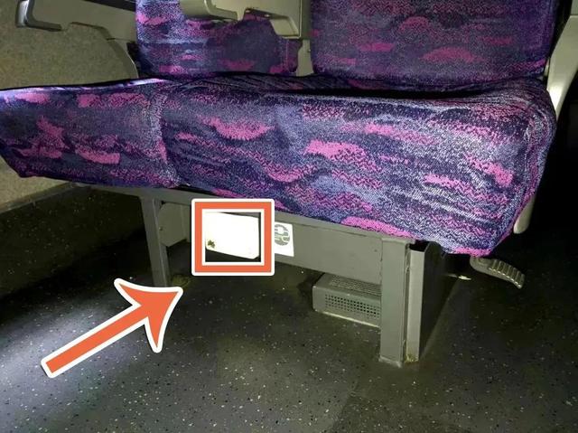 小心！高铁上充电，真有点儿伤手机