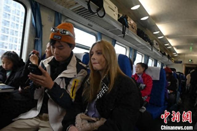 （新春见闻）中国“慢火车”穿行山区：载着“人情味” 开出“国际范儿”