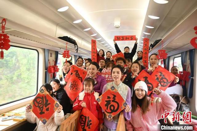 （新春见闻）中国“慢火车”穿行山区：载着“人情味” 开出“国际范儿”