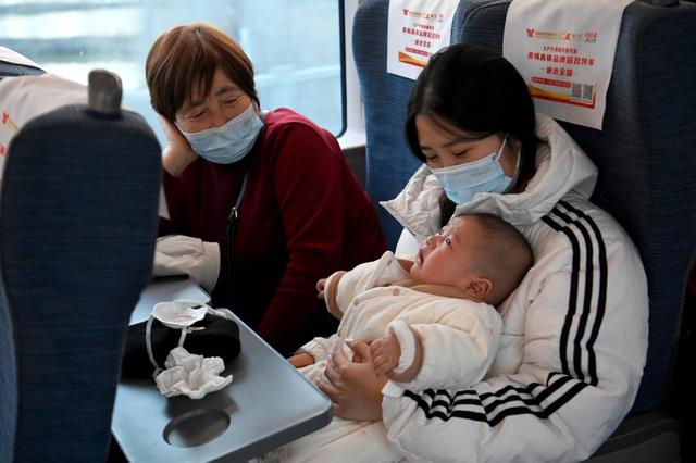 新华全媒+｜特写：春运首日，走上G2025次列车迎新春