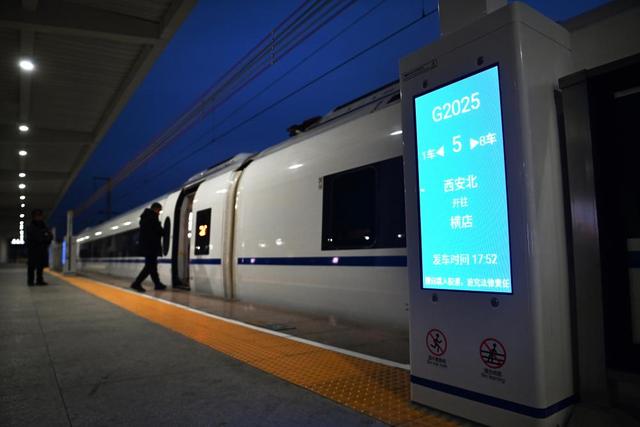 新华全媒+｜特写：春运首日，走上G2025次列车迎新春
