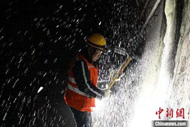 （新春走基层）破冰行动守护春运 吕梁山打冰青年军为铁路隧道“拔牙除刺”