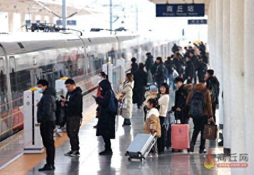 2025年铁路春运首日的商丘火车站