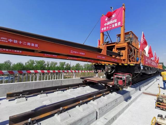 半年血亏955亿，为什么中国高铁越亏越建，美国却从来不建呢？