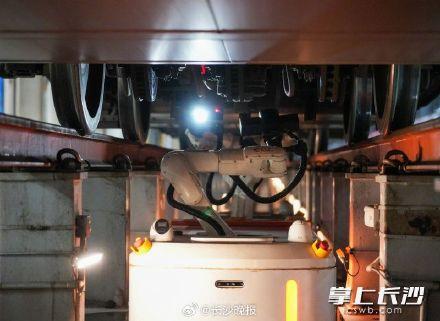 组图｜复兴号“医生”彻夜检修，助力春运安全