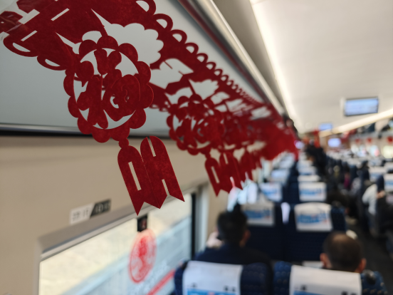 温暖归家人 情满团圆路——返乡专列见闻