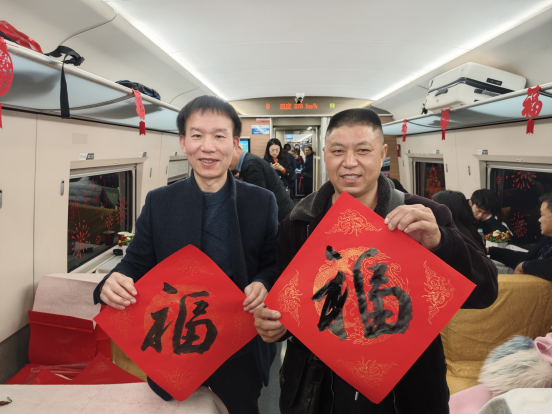 温暖归家人 情满团圆路——返乡专列见闻