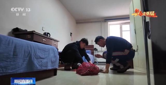 2025新春走基层丨在你乘坐的列车外 有一群“00后”小伙严寒中为你保驾护航