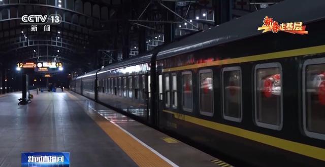 2025新春走基层丨在你乘坐的列车外 有一群“00后”小伙严寒中为你保驾护航