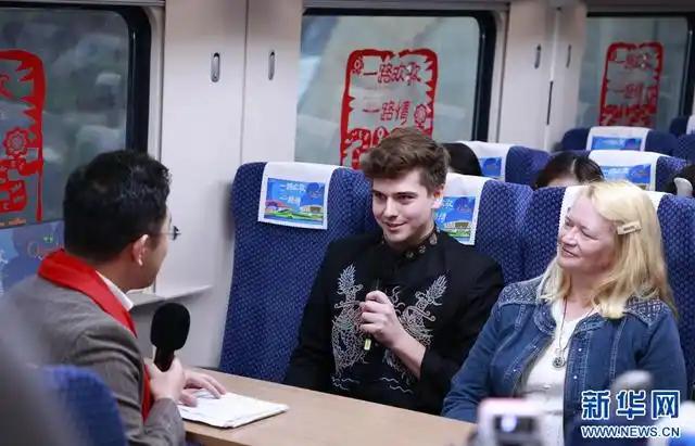 春运首日这趟中老铁路列车上“一路欢歌”(图)