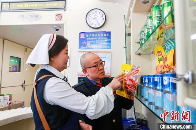 六旬客运列车餐车指导拍30万张照片记录青藏铁路发展历程