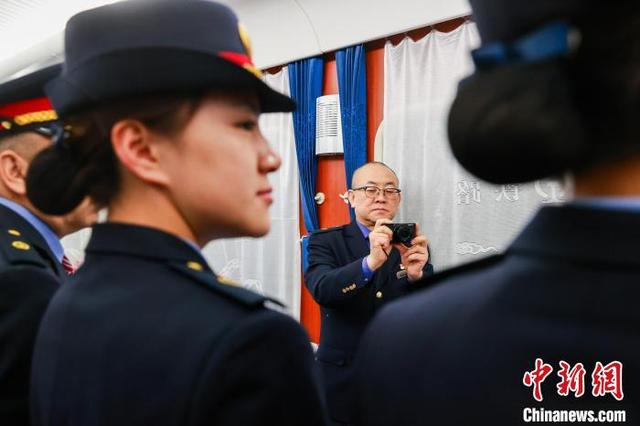 六旬客运列车餐车指导拍30万张照片记录青藏铁路发展历程