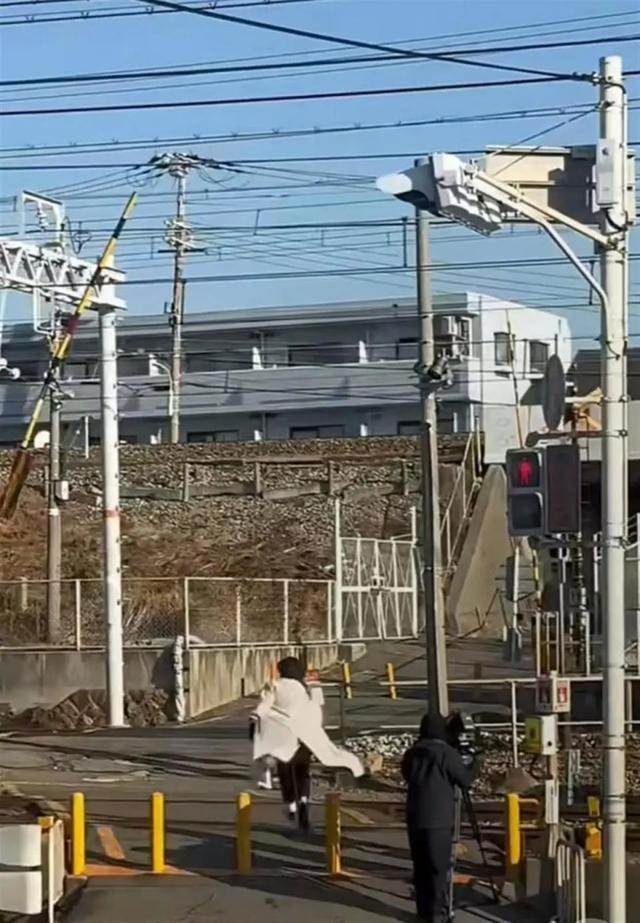 中国女孩在日本遭列车撞击身亡，父母现场哭喊“爸妈带你回家”，多名华人支持家属起诉