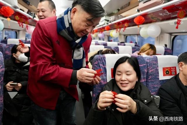 上线运行！多趟主题列车首发