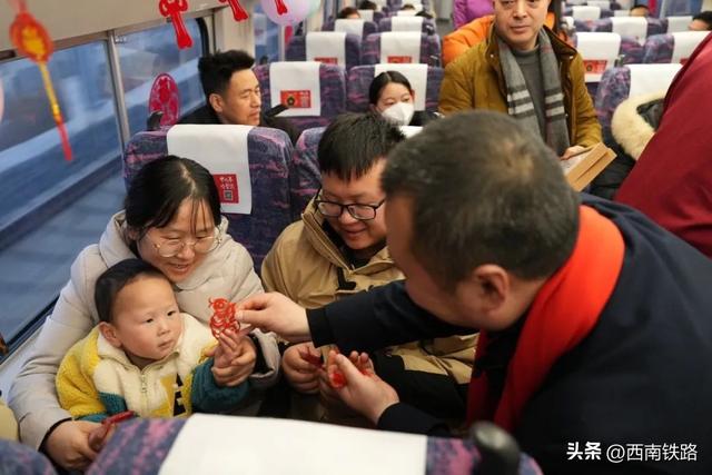 上线运行！多趟主题列车首发