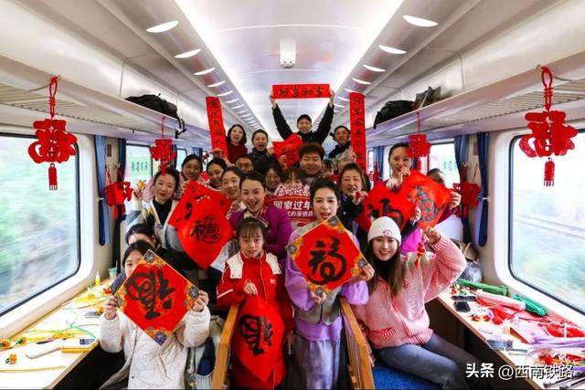 上线运行！多趟主题列车首发