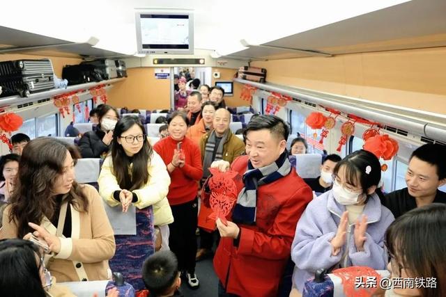 上线运行！多趟主题列车首发