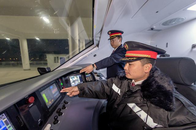 新春走基层｜香格里拉车站的“打温”人——深夜为动车“驱寒保暖”