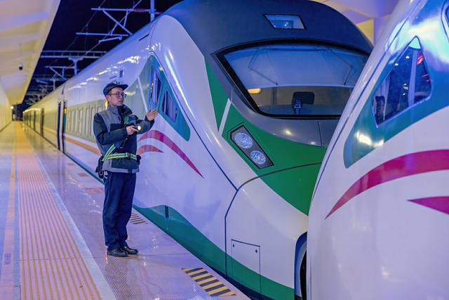 新春走基层｜香格里拉车站的“打温”人——深夜为动车“驱寒保暖”