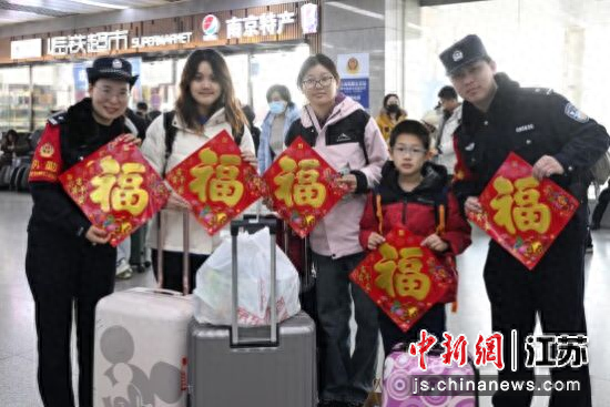 铁路春运首日开启 平安在路上