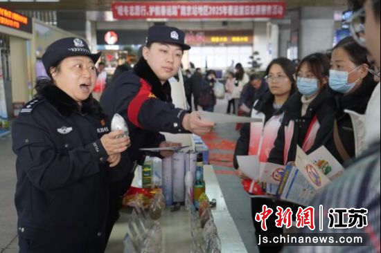 铁路春运首日开启 平安在路上