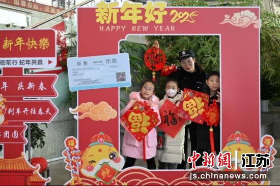 铁路春运首日开启 平安在路上
