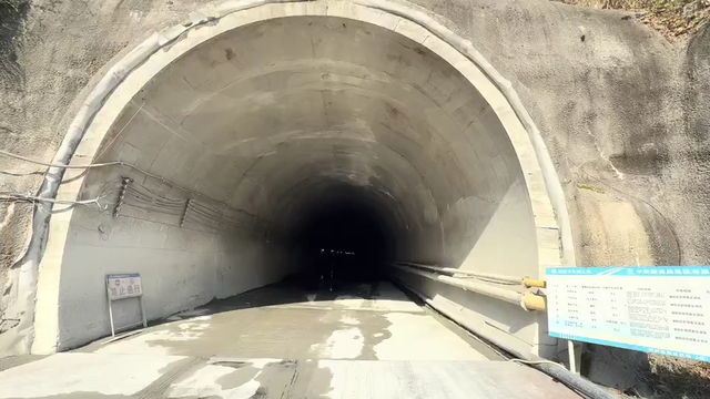 华东最长在建山岭铁路隧道，今日贯通！