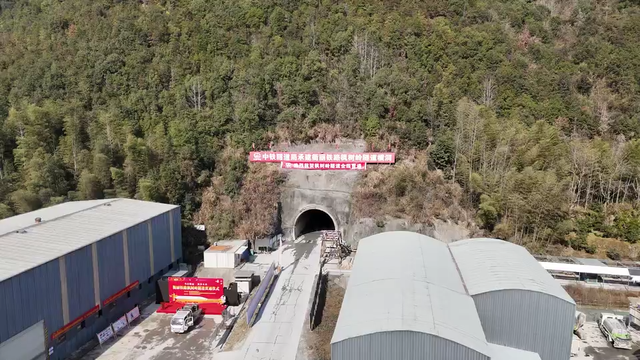 华东最长在建山岭铁路隧道，今日贯通！