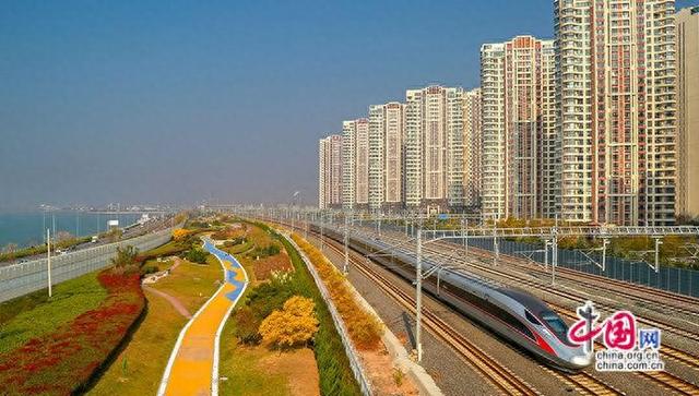 时评：铁路春运，连接千万家的温暖归途