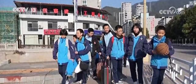 我们的是复兴号，很牛！别样校车点亮孩子求学路