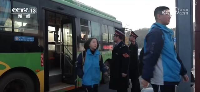 我们的是复兴号，很牛！别样校车点亮孩子求学路