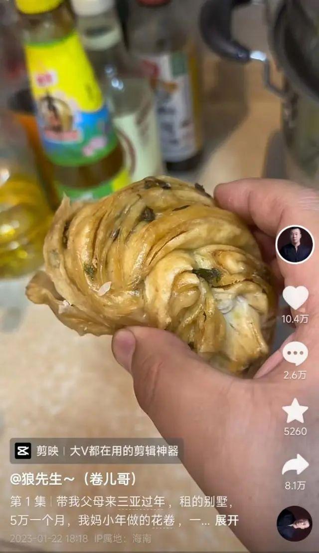 起猛了！看到火车车厢在马路上跑？网友：今天大开眼界了！