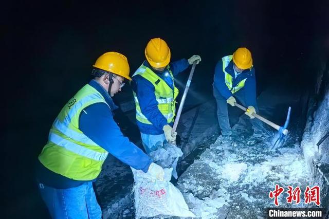（新春走基层）宝塔山下的铁路隧道“打冰人”