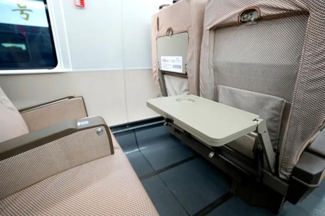 快来看这款复兴号智能动车组！