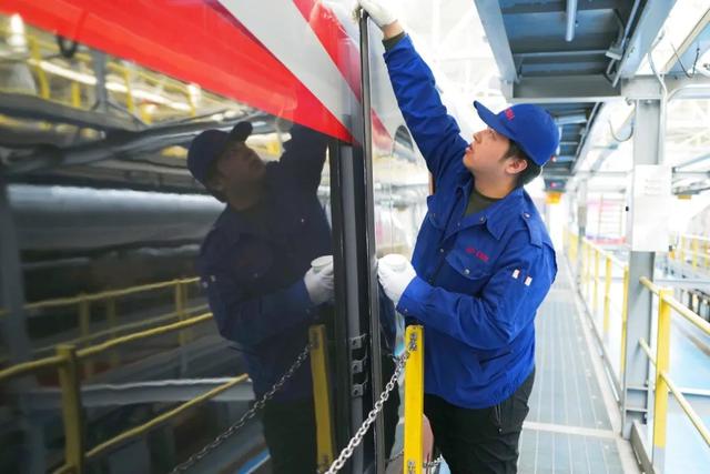 快来看这款复兴号智能动车组！