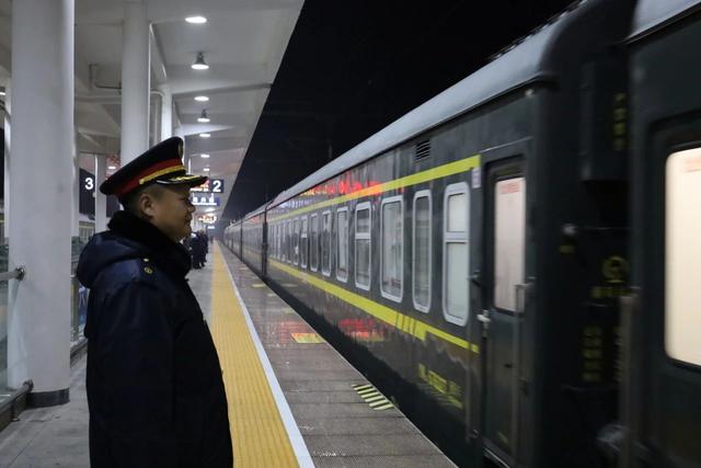 “前方到达：高兴站！”首趟务工返乡专列，已抵达!