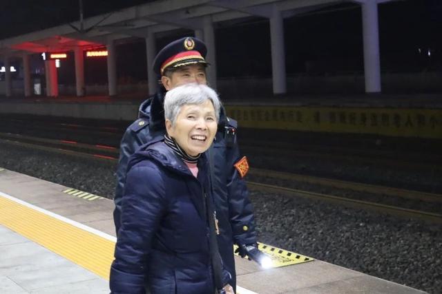 “前方到达：高兴站！”首趟务工返乡专列，已抵达!