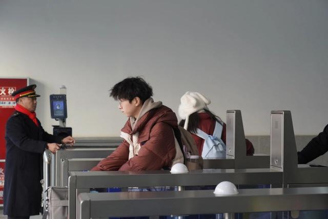“前方到达：高兴站！”首趟务工返乡专列，已抵达!