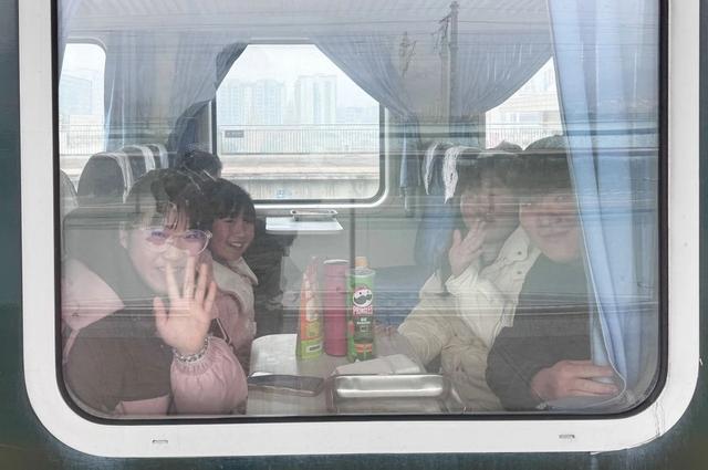 “前方到达：高兴站！”首趟务工返乡专列，已抵达!