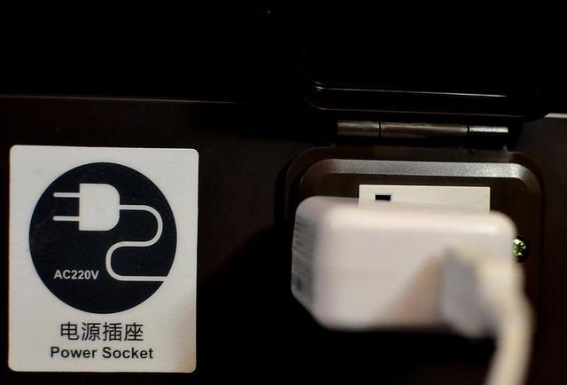 列车上充电真会伤手机吗？插座哪里找？收好这份春运充电指南