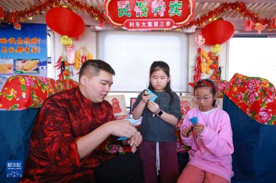 黑龙江：“列车大集”温暖回家路