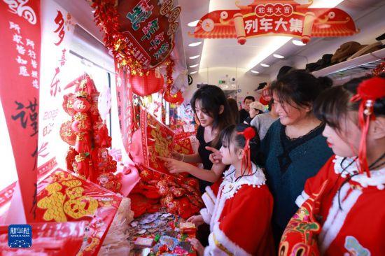 黑龙江：“列车大集”温暖回家路