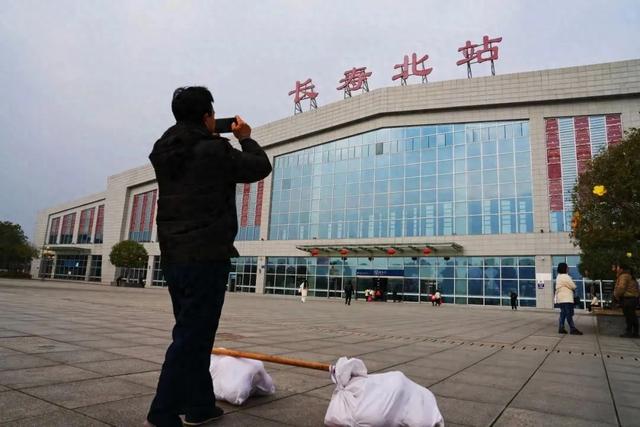 高铁站真香！旅客返乡，为啥都带着“甜蜜”？