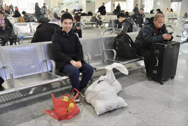 高铁站真香！旅客返乡，为啥都带着“甜蜜”？