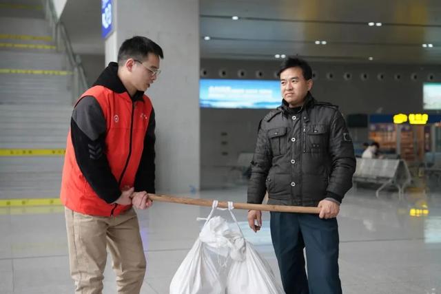 高铁站真香！旅客返乡，为啥都带着“甜蜜”？