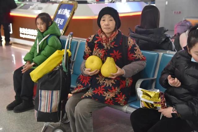 高铁站真香！旅客返乡，为啥都带着“甜蜜”？
