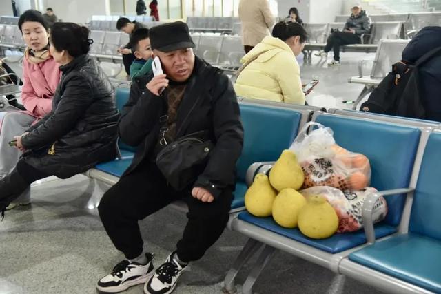 高铁站真香！旅客返乡，为啥都带着“甜蜜”？