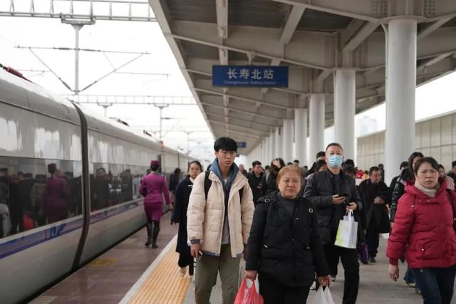 高铁站真香！旅客返乡，为啥都带着“甜蜜”？